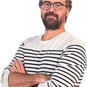 Je suis Alexandre, un professionnel du design graphique avec 20 d'expérience. Je propose des cours particuliers personnalisés en design graphique pour les étudiants de tous niveaux, des débutants enthousiastes aux designers en herbe cherchant à se perfect